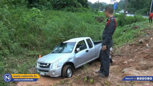 สาวใหญ่ขับกระบะฝนตกถนนลื่น 'พลิกคว่ำ' ลงข้างทางดับ 1ราย เจ็บ 1ราย