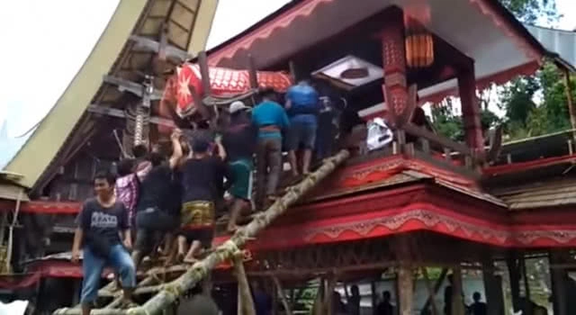 อุบัติเหตุไม่คาดฝัน! โลงศพแม่ร่วงทับลูกชายเสียชีวิต ขณะหามขึ้นศาลา ในอินโดนีเซีย(คลิป)