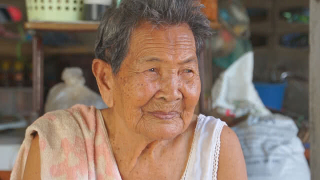(คลิป) ทวด 5 แผ่นดิน อายุ 100 ปี
เผยเคล็ดลับ ใครอยากอายุยืน ต้องทำตาม