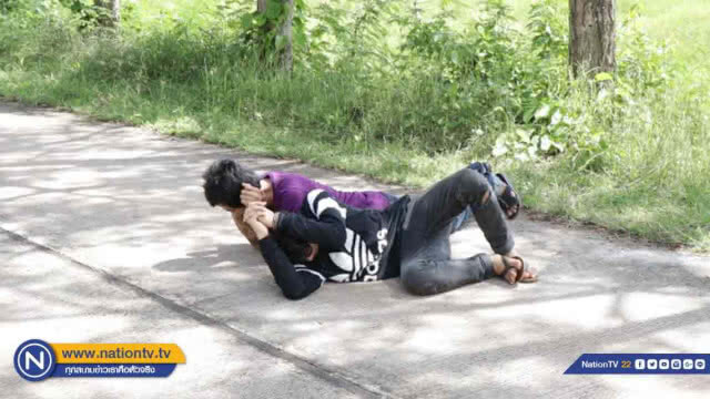 ตร.นำพี่น้องเหยื่อแก๊งยาโหดชี้จุดโดนลวงกระทืบเก็บหลักฐานเจอเสื้อ