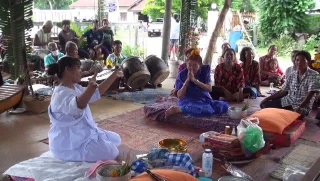 ชาวไทยเชื้อสายเขมรทำพิธี "รำแม่มดถวายผีสางเทวดา" เชื่อปัดเป่าสิ่งชั่วร้ายไม่ให้เจ็บป่วย