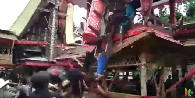 อุบัติเหตุไม่คาดฝัน! โลงศพแม่ร่วงทับลูกชายเสียชีวิต ขณะหามขึ้นศาลา ในอินโดนีเซีย(คลิป)