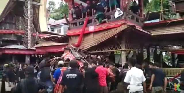 อุบัติเหตุไม่คาดฝัน! โลงศพแม่ร่วงทับลูกชายเสียชีวิต ขณะหามขึ้นศาลา ในอินโดนีเซีย(คลิป)