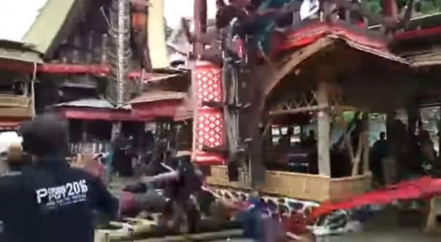 อุบัติเหตุไม่คาดฝัน! โลงศพแม่ร่วงทับลูกชายเสียชีวิต ขณะหามขึ้นศาลา ในอินโดนีเซีย(คลิป)