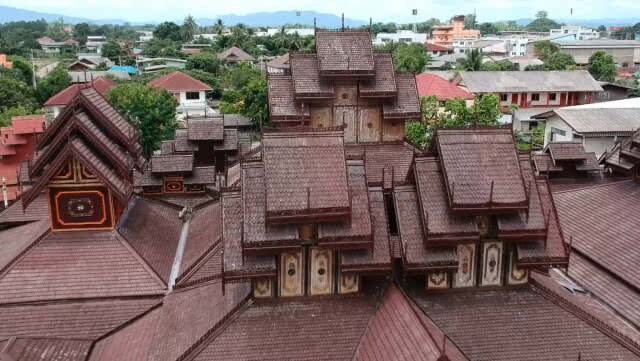 อลังการ!! วิหารไม้สักศิลปะผสมผสาน ไทยล้านนา-เมียนมา หนึ่งเดียวในพะเยา