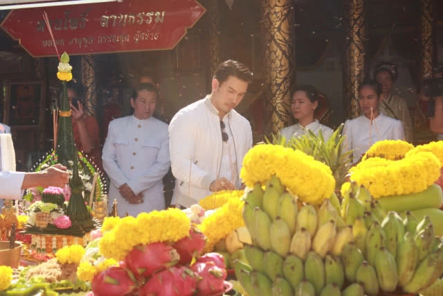 (คลิป) ถ่ายติดแสงปริศนาเหนือศีรษะ "อั้ม อธิชาติ" กลางพิธีบวงสรวง "พระเจ้าตาก"