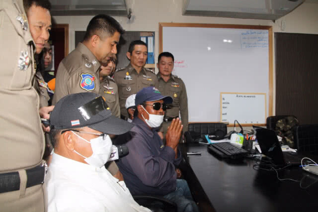 แถลงจับตุ๊กตุ๊ก-มัคคุเทศก์ เอาเปรียบนทท. อ้าง "วัดปิดวังปิด" พร้อมขอโทษคนไทย ให้สัจจะจะไม่ทำอีก