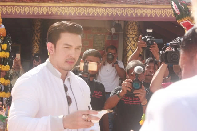 (คลิป) ถ่ายติดแสงปริศนาเหนือศีรษะ "อั้ม อธิชาติ" กลางพิธีบวงสรวง "พระเจ้าตาก"