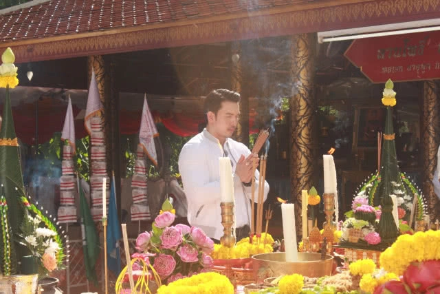 (คลิป) ถ่ายติดแสงปริศนาเหนือศีรษะ "อั้ม อธิชาติ" กลางพิธีบวงสรวง "พระเจ้าตาก"