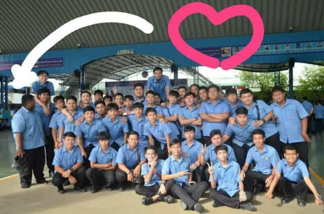 สุดปลื้ม!! เพื่อนเห็นใส่รองเท้าขาด รวมเงินซื้อรองเท้าให้ใหม่