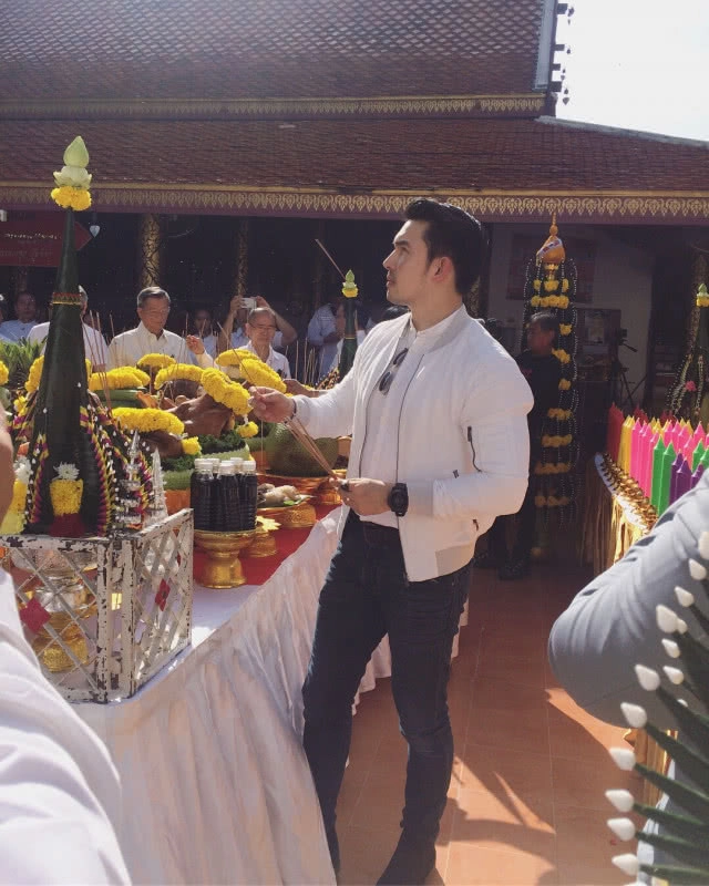 (คลิป) ถ่ายติดแสงปริศนาเหนือศีรษะ "อั้ม อธิชาติ" กลางพิธีบวงสรวง "พระเจ้าตาก"