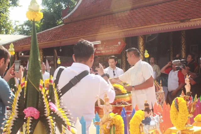 (คลิป) ถ่ายติดแสงปริศนาเหนือศีรษะ "อั้ม อธิชาติ" กลางพิธีบวงสรวง "พระเจ้าตาก"