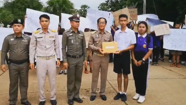นร. บุกศาลากลาง  ฮือไล่ ผอ."หมิ่น"รางวัลโรงเรียนพระราชทาน
