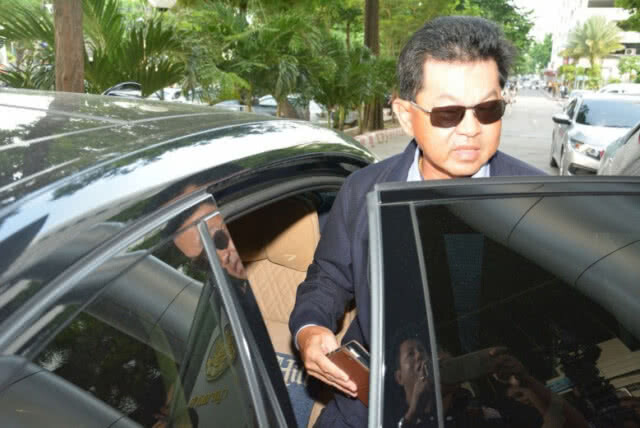 5 อดีตผู้บริหาร"ไอเฟค"เข้ามอบตัวต่อศาล