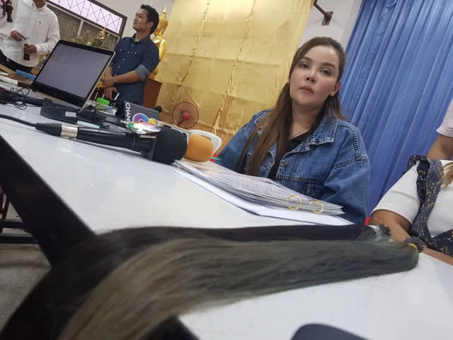 (คลิป) เจ้าของร้าน "ค่าทำผมแสนสี่" หอบหลักฐานชี้แจงสื่อ แจงไม่คิดเอาเรื่องแต่อยากให้ออกมาพูดความจริง