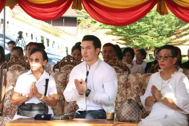 (คลิป) ถ่ายติดแสงปริศนาเหนือศีรษะ "อั้ม อธิชาติ" กลางพิธีบวงสรวง "พระเจ้าตาก"