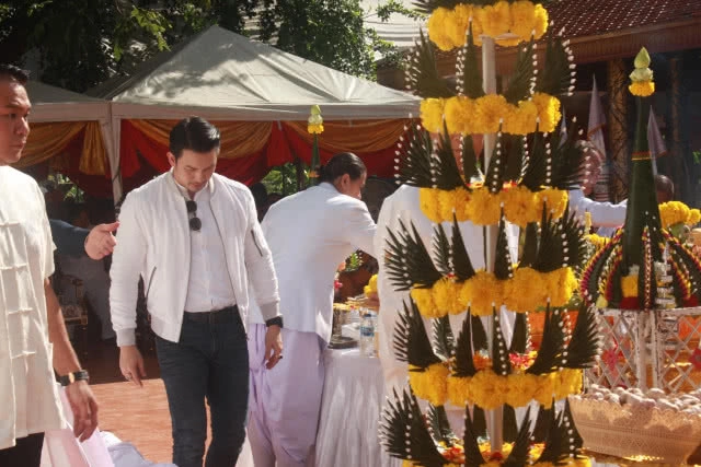 (คลิป) ถ่ายติดแสงปริศนาเหนือศีรษะ "อั้ม อธิชาติ" กลางพิธีบวงสรวง "พระเจ้าตาก"