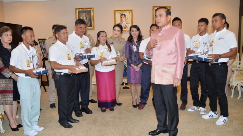 นายกฯ ชื่นชม "8 พลเมืองดี" ช่วยเหลือเหยื่อรถไฟไหม้