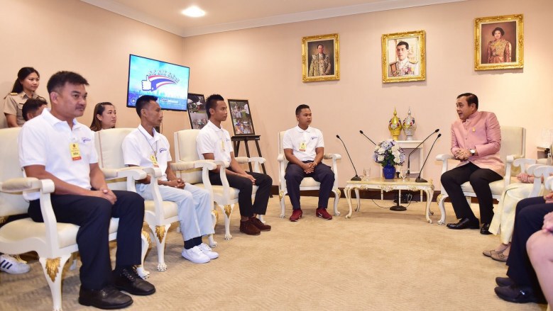 นายกฯ ชื่นชม "8 พลเมืองดี" ช่วยเหลือเหยื่อรถไฟไหม้