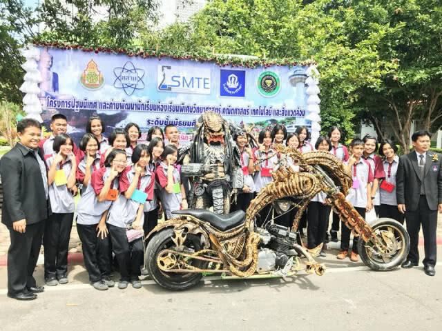 ธรรมดาโลกไม่จำ!! แปลงร่างเป็นพรีเดเตอร์ แว้นบนถนนหลวง