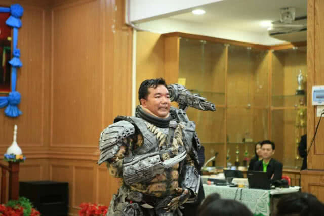 ธรรมดาโลกไม่จำ!! แปลงร่างเป็นพรีเดเตอร์ แว้นบนถนนหลวง