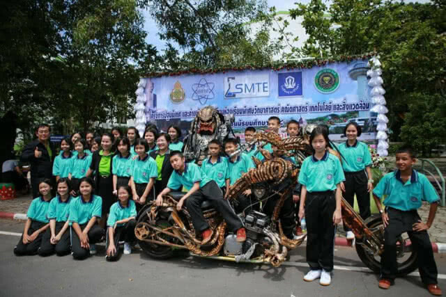 ธรรมดาโลกไม่จำ!! แปลงร่างเป็นพรีเดเตอร์ แว้นบนถนนหลวง