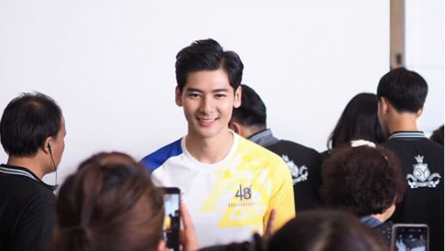 ละคร ใจขังเจ้า 2568 ในยุคที่อยุธยาต้องเผชิญกับเงาแห่งความฉ้อฉล พันแสง ขุนนางหนุ่มผู้กุมวิชาต้องห้ามไว้ในมือ เดินหน้าสู่เส้นทางแห่งการล้างแค้น ด้วยหัวใจที่ถูกปิดตายจากคำสาป “มนตร์อวิชชา” ที่สั่งห้ามความรักทุกรูปแบบ แต่แล้วโชคชะตาก็เล่นตลกเมื่อเขาได้พบกับ ชวาลา หญิงสาวผู้เป็นดังดวงตะวัน ทว่าเธอกลับเป็นน้องสาวของ หมื่นวรไชย ศัตรูตัวฉกาจที่วางแผนใช้การแต่งงานเป็นเครื่องมือทำลายเขา เมื่อกำแพงแห่งมนตราเริ่มพังทลายเพราะแรงปรารถนา ความรัก จึงกลายเป็นดาบสองคมที่ย้อนกลับมาทิ่มแทงหัวใจ ขณะที่ภัยกบฏกำลังคืบคลานเข้าสู่แผ่นดิน พันแสงจะเลือกสิ่งใดระหว่างการล้างแค้น ความรัก หรือหน้าที่ที่ต้องปกป้องแผ่นดินจากเหล่าคนทรยศ 17 lg webp