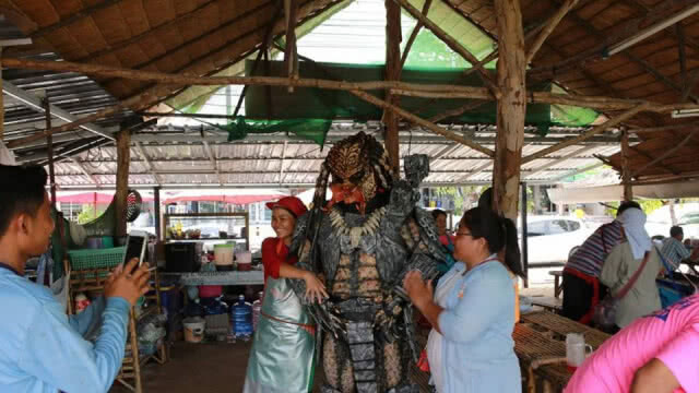 ธรรมดาโลกไม่จำ!! แปลงร่างเป็นพรีเดเตอร์ แว้นบนถนนหลวง