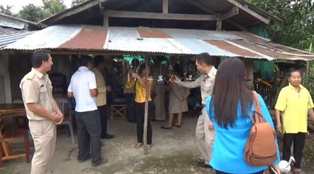 พ่อเฒ่าสร้างเครื่องรางนำโชค "ตัวเงิน ตัวทอง"