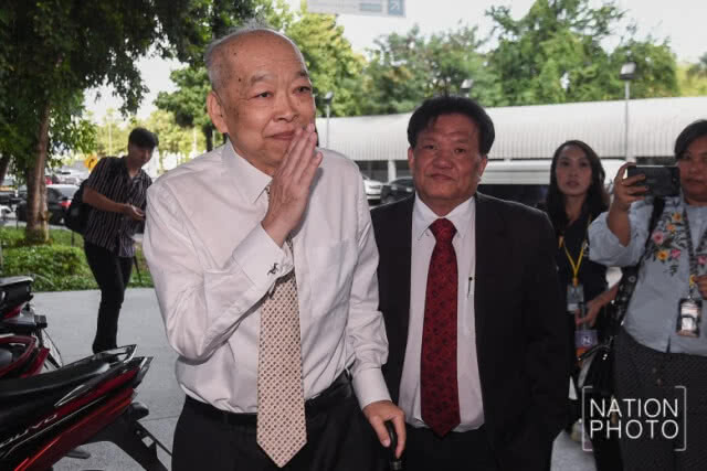 คุก 2 ปี ไม่รอลงอาญา
"สุรพงษ์" คืนพาสปอร์ต "ทักษิณ"