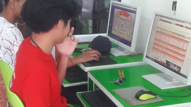 บุกจับโต๊ะพนันบอลออน์ไลน์ "เฮียหมู" กลางเมืองนางรอง