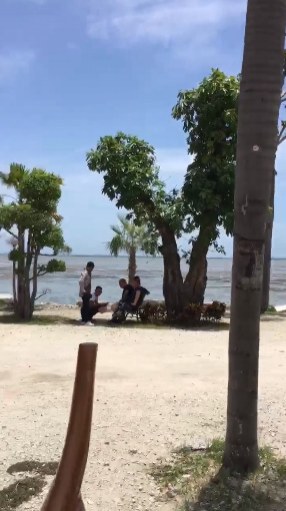 โหดจริง!! ไม่ซื้อของ พ่อค้าริมหาดนาเกลือ ขู่ยิงทิ้ง