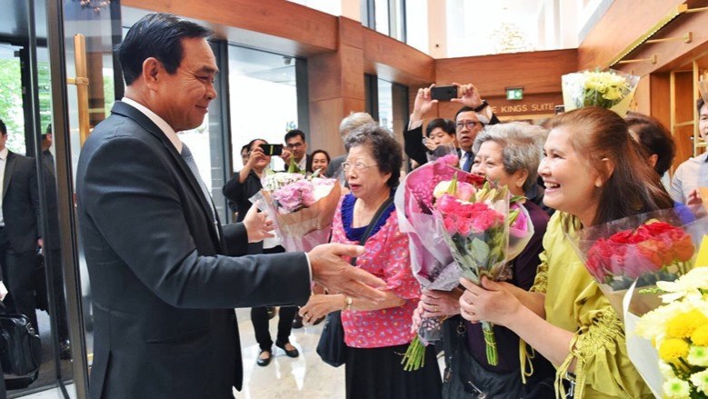 คนไทยในลอนดอน เป็นกำลังใจ "บิ๊กตู่" เชียร์ให้อยู่ต่อ