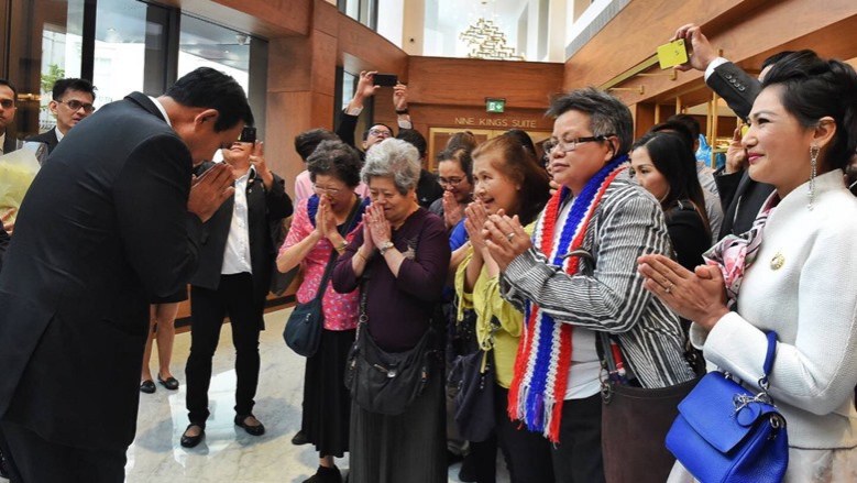 คนไทยในลอนดอน เป็นกำลังใจ "บิ๊กตู่" เชียร์ให้อยู่ต่อ