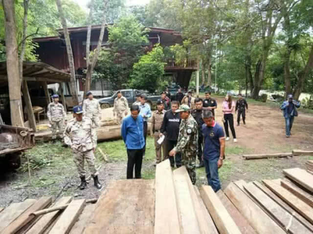 สนธิกำลังค้นเป้าหมายไม้เถื่อนแจ้ห่ม เจ้าของบ้านซัดทอดเป็นของปลัดอำเภองาว