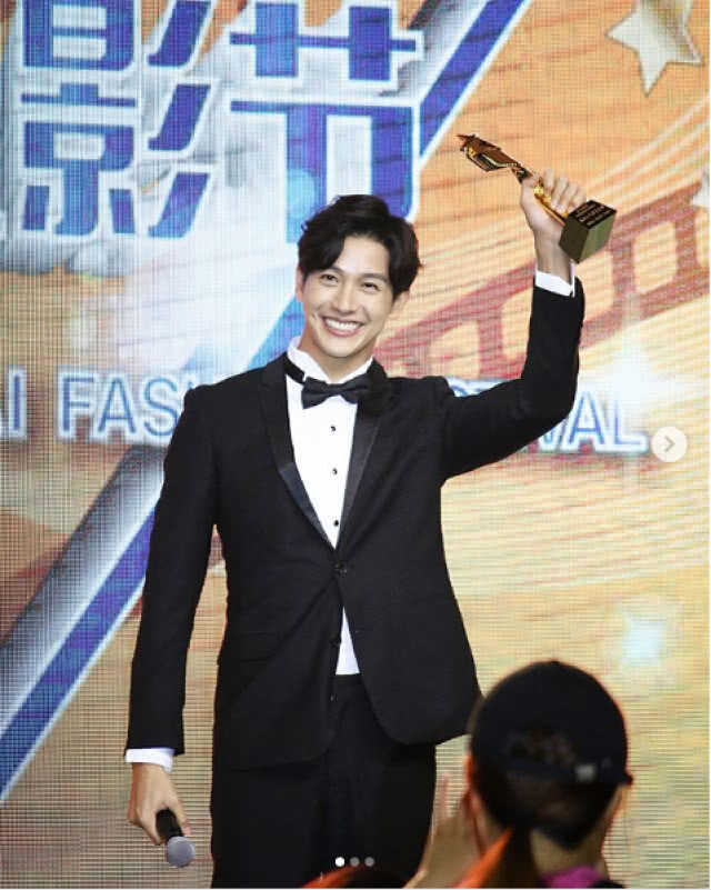 ปรบมือดังๆ "พุฒ พฺฒิชัย"รับรางวัล Popular Artist Overseas