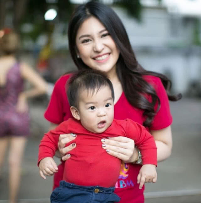 ส่องภาพล่าสุด "นาฟ" สาวหน้าคม
หลานสาว เเพท-ณปภา !!!
