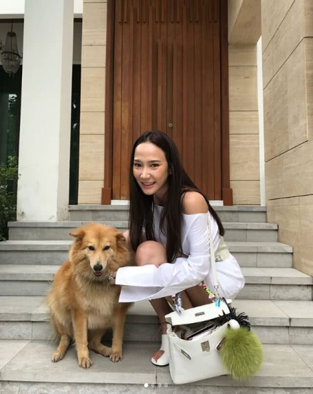 เปิดคลิปโมเม้นท์น่ารัก อั้ม - พัชราภา นางฟ้าของสี่ขา ที่เห็นเเล้วต้องหลงรัก!!