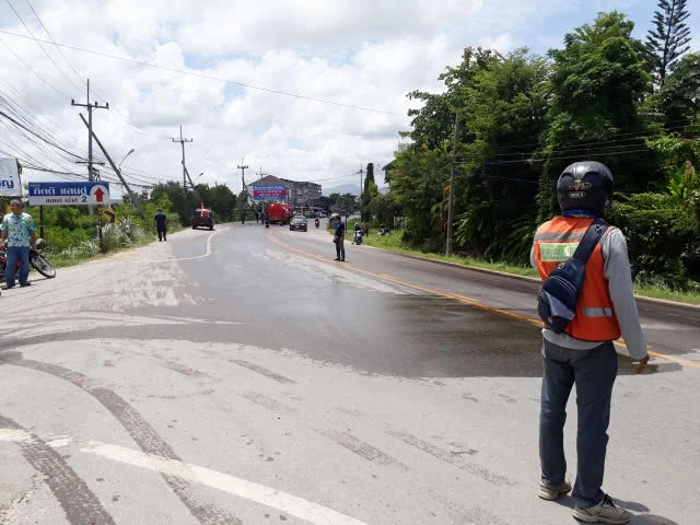 ปิดถนน เหตุน้ำมันหกเต็มถนน