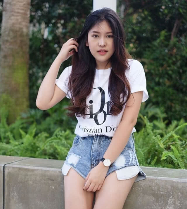 ส่องภาพล่าสุด "นาฟ" สาวหน้าคม
หลานสาว เเพท-ณปภา !!!
