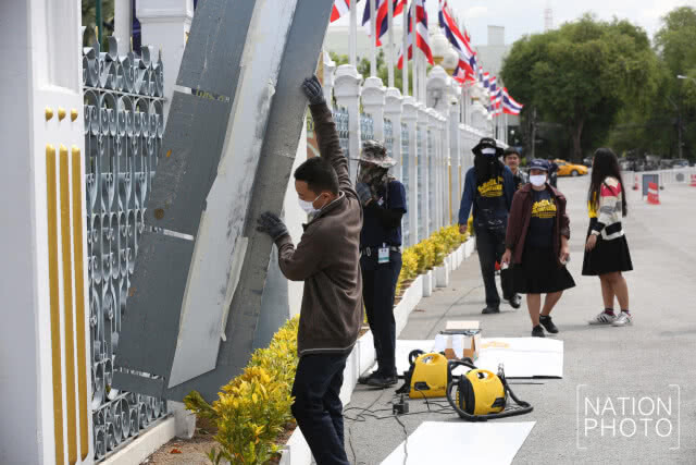 จิตอาสาอาชีวะพัฒนา ทำความดี ทาสีรั้วทำเนียบรัฐบาล ต้อนรับเดือนมหามงคล