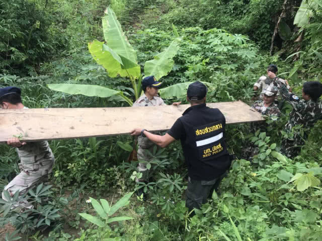 สนธิกำลังค้นเป้าหมายไม้เถื่อนแจ้ห่ม เจ้าของบ้านซัดทอดเป็นของปลัดอำเภองาว