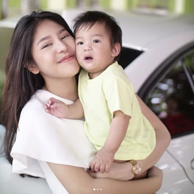 ส่องภาพล่าสุด "นาฟ" สาวหน้าคม
หลานสาว เเพท-ณปภา !!!