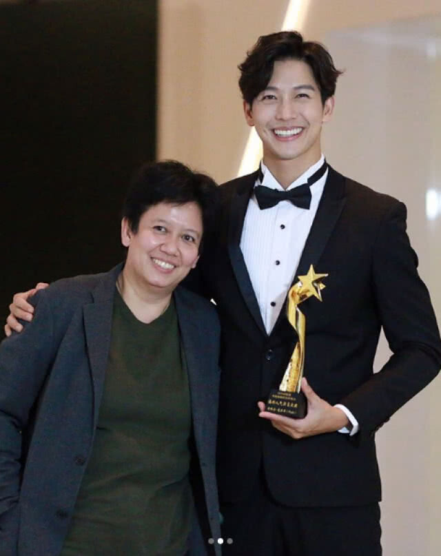 ปรบมือดังๆ "พุฒ พฺฒิชัย"รับรางวัล Popular Artist Overseas