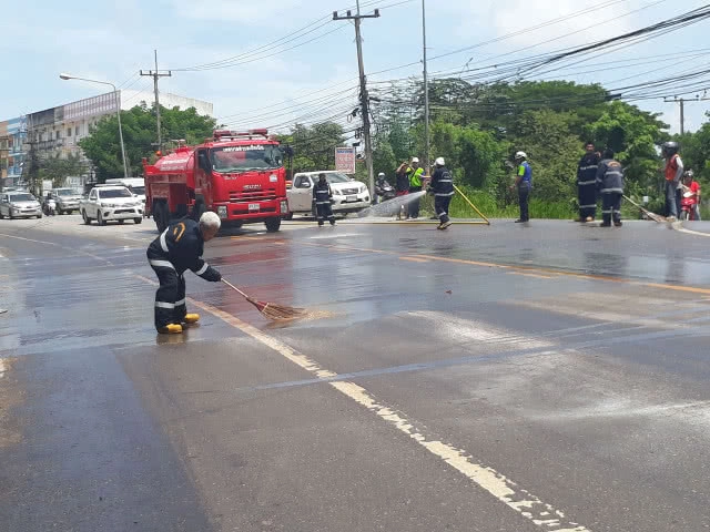 ปิดถนน เหตุน้ำมันหกเต็มถนน