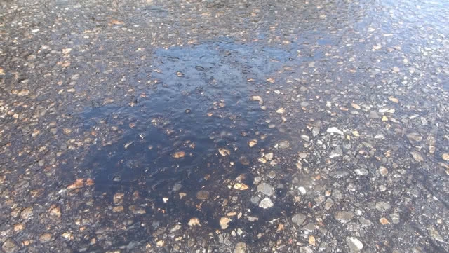 ปิดถนน เหตุน้ำมันหกเต็มถนน