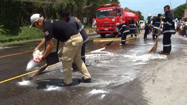 ปิดถนน เหตุน้ำมันหกเต็มถนน