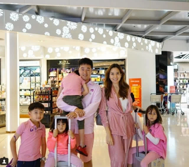 เเมตซ์กันทั้งบ้าน !! ส่องภาพครอบครัว "พลอย-ชิดจันทร์" !!!!