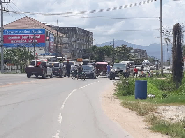 ปิดถนน เหตุน้ำมันหกเต็มถนน