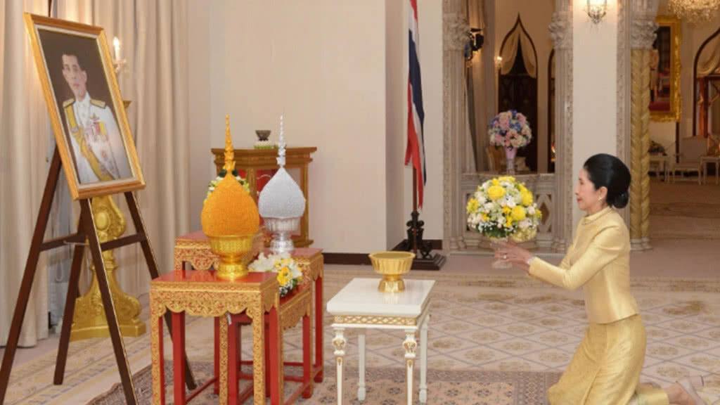สมเด็จพระเจ้าอยู่หัว พระราชทานดอกไม้วันเกิด "รศ.นราพร" สมเด็จพระเจ้าอยู่หัว พระราชทานดอกไม้วันเกิด "รศ.นราพร"